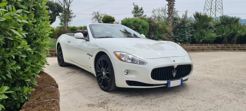 maserati gran cabrio di lato