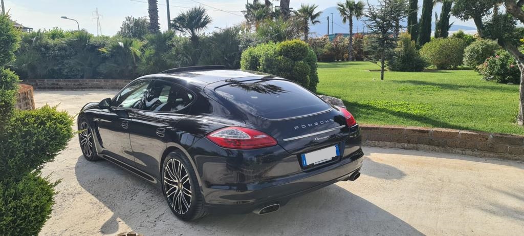 porsche panamera di lato