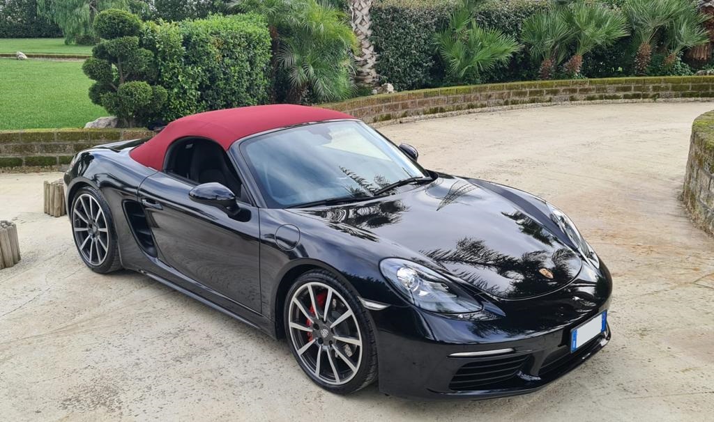 porsche boxster di lato