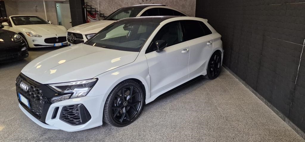 Audi RS3 2023 di lato